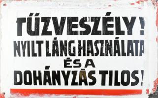 "Tűzveszély! Nyílt láng használata és a dohányzás tilos!" zománcozott fém tábla, festékfoltokkal, zománcsérülésekkel, 39,5x25 cm