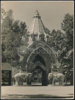 cca 1930 A Budapest Székesfővárosi Állatkert főbejárata, fotó hátoldalon feliratozva, szép állapotban, 23,5×17,5 cm