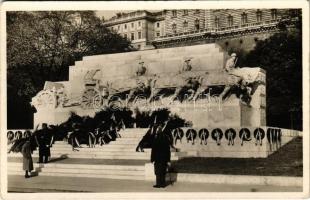 1941 Budapest I. Budai vár, Palota tér (ma Dózsa György tér), A világháborúban elesett magyar lovas tüzérek hősi emlékműve (EK)