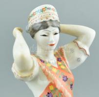 Hollóházi matyó menyecske. Kézzel festett, jelzett, kopásnyomokkal30,5 cm