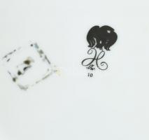 Hollóházi hamutál Szász Endre által tervezett dekorral. Matricás, jelzett, hibátlan. d: 10,5 cm és b...