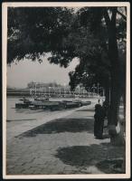 cca 1935 Budapest, úszó strand a Dunán a pesti rakpartnál háttérben a budai várral, Kerényi Ferenc hátoldalt pecsételt fotója, szép állapotban, 18×13 cm