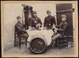 cca 1910 Borozó, kártyázó katonák pihenőidőben, fotó kartonra ragasztva, jó állapotban, 15×20,5 cm
