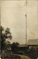 Kislapás, Maly Lapás (Nyitra, Nitra); Májusfára mászott férfi / man climbing on maypole. photo (fl)