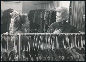 1960 Gábor Zsazsa (1917-2016) színésznő és lánya Francesca Hilton (1947-2015) vitatkoznak Zsazsa ruhaboltjában, F. Göess hátoldalt pecséttel jelzett fotója, 13×18 cm