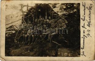 1918 Első világháborús osztrák-magyar katonák csoportképe álcázott fa állás előtt / WWI K.u.k. military camouflaged post with soldiers. photo + "K.u.k. 8 cm M 5/8. Feld. Batt. Tirol Nr. 38. Zensuriert" (EB)