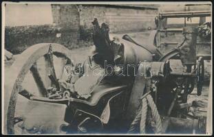 cca 1917 Tüzelés közben szétrobban ágyú, fotó, szép állapotban, 9×14 cm