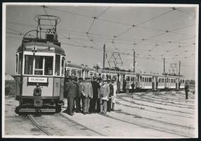 1928 Budapest, több villamos különvonattá összekapcsolva, előtérben mérnökökkel, hátoldalt dátummal és beragasztás nyomával, de jó állapotban, 5,5×8 cm