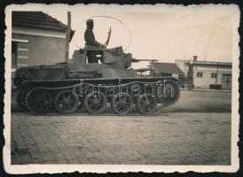 1940 Magyar harckocsi Kolozsvár utcáin a felszabadulás után, hátoldalon feliratozott fotó, sarkán törésnyom, 6×8,5 cm