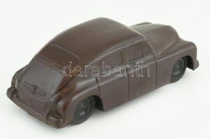 cca 1950 Lendkerekes bakelit karosszériájú Pobeda játékautó, BHG Hungary gyártmány, alul néhány mini...