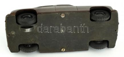 cca 1950 Lendkerekes bakelit karosszériájú Pobeda játékautó, BHG Hungary gyártmány, alul néhány mini...