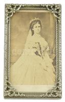 1867 Wittelsbach Erzsébet (Sisi, 1837-1898) magyar királyné, osztrák császárné keményhátú fotója magyar királynői ruhában, koronával, korabeli asztali fém keretben, 10×6 cm