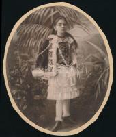 cca 1910 Kislány magyaros ruhában, kartonra ragasztott, retusált fotó, 18,5×15 cm