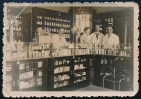 cca 1935 Gyógyszertár belső tere, fotó, felületén törésnyomok, 6×8,5 cm