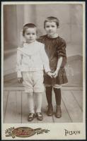 cca 1910 Két gyermek portréja, keményhátú fotó Főző József piski műterméből, 10,5×6,5 cm