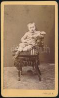 cca 1880 Gyerek széken, keményhátú fotó Fischler M. bajai műterméből, 10,5×6 cm