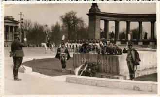 Budapest XIV. Hősök tere, Magyar hősök emlékköve, katonai tisztelgés. photo