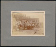 cca 1900 Fogaras-Brassó HÉV építésénél dolgozó munkások, Baráber tanfolyam, fotó paszpartuban, 8×11 cm