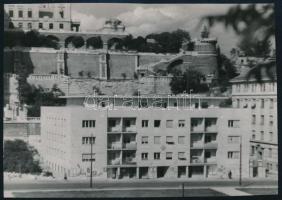 cca 1950 Attila út 6-10 új épülete, háttérben a romos palotával Bojár Sándor felvétele 18x12 cm,