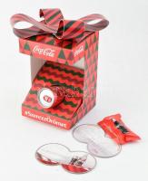 Kis Coca-Cola tétel: bontatlan 0,33 l-es Coca-Cola, díszdobozos csomagolásban + 100 éves a Coca-Cola palack, bontatlan mini fém palack + 2 db alátét