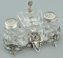 Ezüst (Ag) asztali só, bors, paprika kínáló szett. Hildesheimi rózsa díszítéssel, csiszolt kristály, kis kanállal, jelzett 835-ös ezüst 11 cm Hibátlan