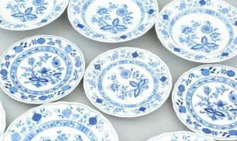 Tirschenreut 3+3+3 db hagyma mintás tányér. Máz alatti kék festéssel, jelzett, hibátlan d: 19-25 cm