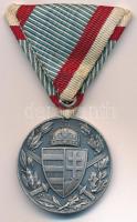 1929. "Magyar Háborús Emlékérem kardokkal, sisakkal" ezüstözött bronz kitüntetés mellszalagon, "BRONZ" fémjel a hátlapon T:2  Hungary 1929. "Hungarian Commemorative War Medal with swords and a helmet" silver plated bronze decoration with ribbon, with "BRONZ" hallmark on the reverse C:XF  NMK 418.