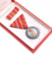 1954. "Munka Érdemérem" zománcozott bronz kitüntetés mellszalagon, szalagsávval, eredeti t...