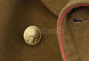 cca.1943 Tüzérszázadosi zubbony és köpeny, utóbbi fegyvernemi- és rangjelzés nélkül. Korának megfele...