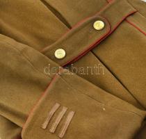 cca.1943 Tüzérszázadosi zubbony és köpeny, utóbbi fegyvernemi- és rangjelzés nélkül. Korának megfele...