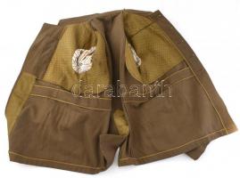 cca.1943 Tüzérszázadosi zubbony és köpeny, utóbbi fegyvernemi- és rangjelzés nélkül. Korának megfele...