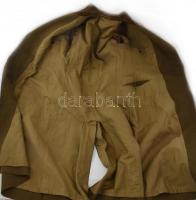 cca.1943 Tüzérszázadosi zubbony és köpeny, utóbbi fegyvernemi- és rangjelzés nélkül. Korának megfele...