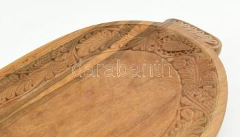 Kálmán Gyula (1913- 2000): Kenyeres tál. Faragott diófa. Jelzett. 40x24 cm