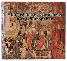 Endrei Walter- Zolnay László: Társasjáték és szórakozás a régi Európában. Bp, 1986, Corvina. Fekete-fehér és színes képekkel gazdagon illusztrálva. Kiadói egészvászon kötésben, papír védőborítóban, jó állapotban.