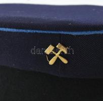 Bányász sapka, Egyenruházati és Felszerelési Vállalat, Rákosi-címerrel, kis szövetlyukkal, kopásnyom...