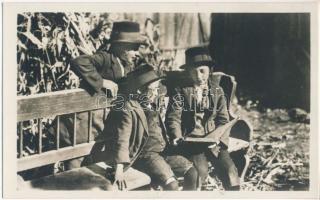 Kárpátaljai zsidó gyerekek tanulás közben, jövőbeli rabbik / Podkarpatská Rus. Budoucí rabínové / Transcarpathian Jewish children studying, future rabbis. Judaica