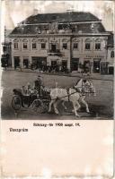 Veszprém, Rákóczi tér 1908. szeptember 19-én, Braun Gyula, Fekete Gyula, Pósa Endre üzlete és saját kiadása. Montázs hintóval (r)