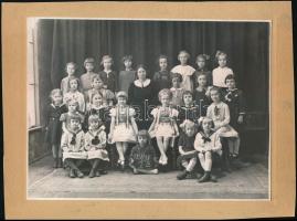 cca 1938-1939 Általános iskolai osztályképek, 2 db kartonra kasírozott fotó, Keresztény Béla budapesti fényképész pecsétjével jelzettek, 23x17 cm és 15,5x11 cm