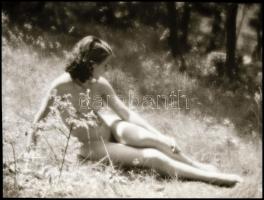 cca 1938 Fekete György (1904-1990) budapesti fényképész gyűjteményéből 1 db NEGATÍV (női akt), 3,7x5 cm