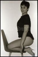 cca 1971 Szolidan erotikus felvételek, 11 db jelzés nélküli vintage fotó és/vagy NEGATÍV, az aktfény...