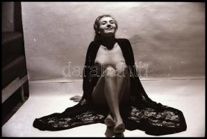 cca 1971 Szolidan erotikus felvételek, 11 db jelzés nélküli vintage fotó és/vagy NEGATÍV, az aktfény...