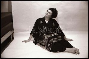 cca 1971 Szolidan erotikus felvételek, 11 db jelzés nélküli vintage fotó és/vagy NEGATÍV, az aktfény...