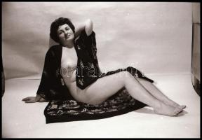 cca 1971 Szolidan erotikus felvételek, 11 db jelzés nélküli vintage fotó és/vagy NEGATÍV, az aktfény...