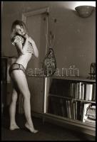 cca 1973 Szolidan erotikus felvételek, 13 db vintage NEGATÍV, 24x36 mm