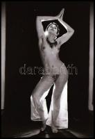 cca 1973 Szolidan erotikus felvételek, 13 db vintage NEGATÍV, 24x36 mm