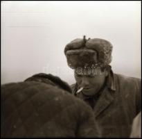 cca 1969 Balatoni halászok, jég alatti húzóháló előkészítése, 7 db vintage NEGATÍV Zsigri Oszkár (19...