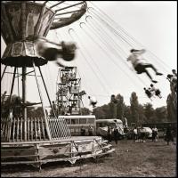 cca 1968 Körhinta és a háttérben óriáskerék egy vidéki búcsúban, 2 db vintage NEGATÍV Zsigri Oszkár ...