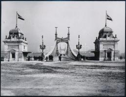 cca 1910 Budapest, Ferenc József híd, Fekete György (1904-1990) budapesti fényképész hagyatékából 1 db - vélhetően másolati - NEGATÍV (3,5x4,6 cm) + az erről készült mai nagyítás, 11,4x14,5 cm
