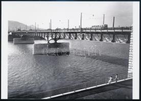 cca 1930 Budapest, az Árpád hídon városi autóbusz halad át, Fekete György (1904-1990) budapesti fényképész hagyatékából 1 db - vélhetően másolati - NEGATÍV (3,7x5 cm) + az erről készült mai nagyítás, 13x18 cm