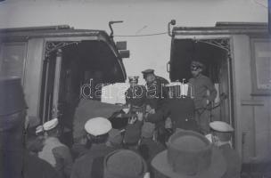 I. világháborús katonai felvételek (katonák gyakorlaton, támadásban, őrségben, vasútállomáson, csoportképen, lovon, kórházvonaton, sebesülten, stb.), 18 db vintage üveglemez NEGATÍV, 4,5x6 cm